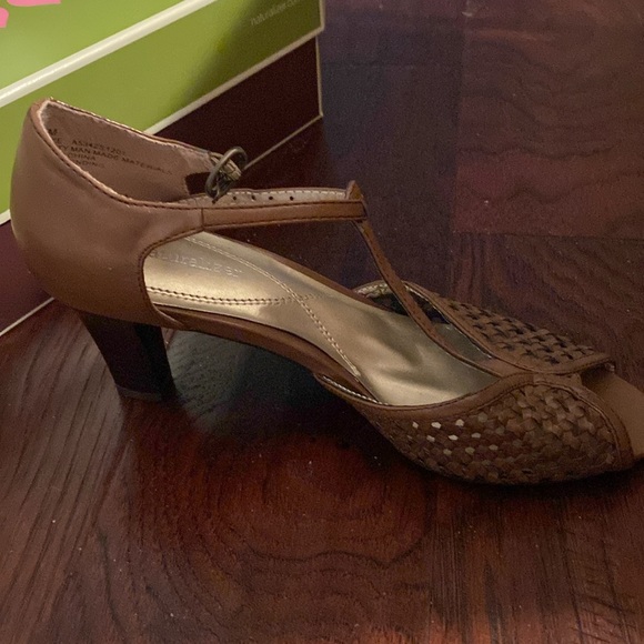 Women’s Immaculate Condition Naturalizer Brand T strap, Leather Shoe size7.5 - Picture 7 of 10